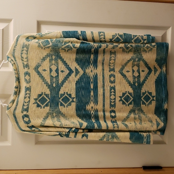 Aztec print turquoise and cream color top, Sise Small - Picture 2 of 6